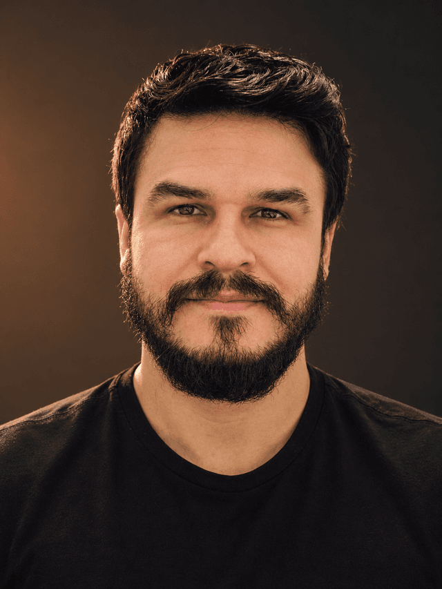Portrait photo of Wilson Llanos, studio shot